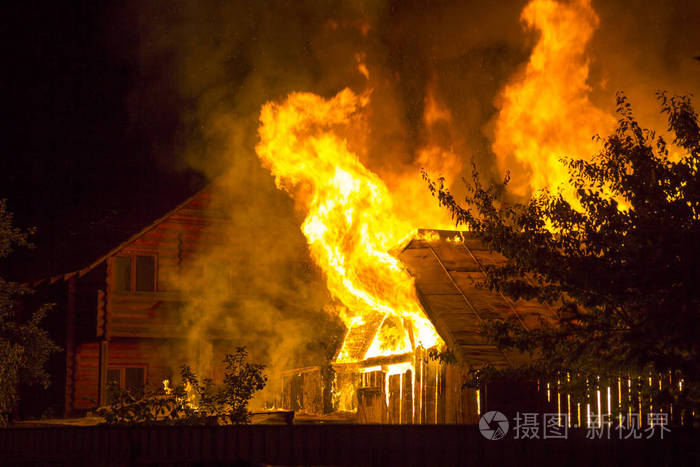 塔尔博特港大火：巨大的火焰从屋顶喷出，历史建筑在火焰中升起