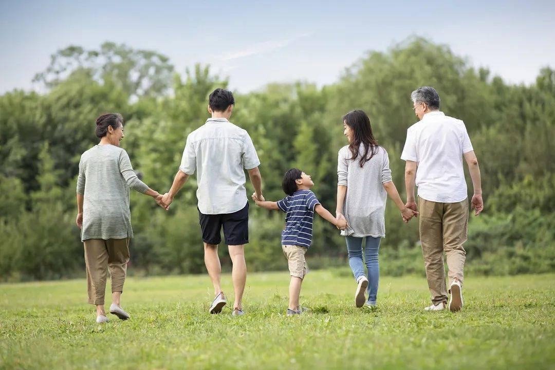 科林·法瑞尔的父亲埃蒙在“长期患病”后去世，家人陪伴在他身边