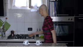 当她在电视直播中赤裸上身时，《今晨》的观众称赞她是“勇敢的”癌症幸存者