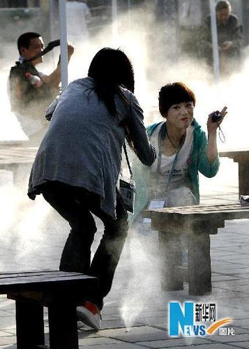在印控克什米尔地区，枪手向参观一处风景区的游客喷射子弹
