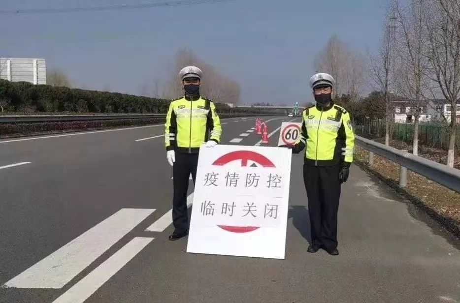 警方发生严重事故后，高速公路关闭，导致M1交通混乱