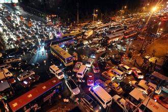 M25交通混乱，撞车后两辆车着火，四条车道关闭