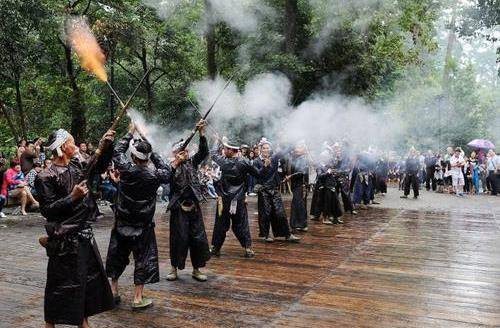 在印控克什米尔地区，枪手向参观一处风景区的游客喷射子弹
