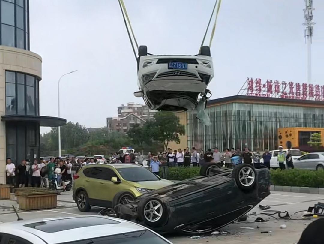 “多车相撞”在繁忙的高速公路上引发了数英里的排队