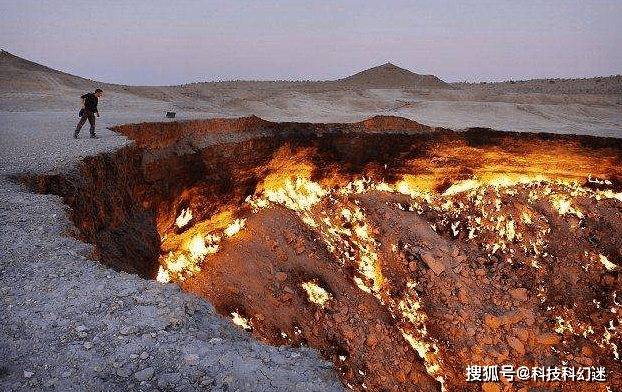 利兹火灾：巨大的地狱大火后，紧急服务人员降落在亨斯莱特地址