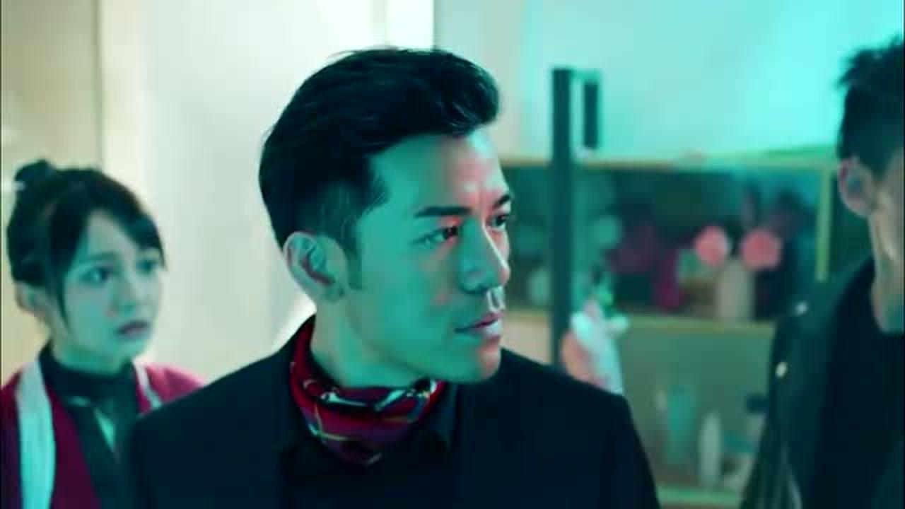 鳄鱼把爸爸拖到河里后杀死了他，朋友们奋力营救他