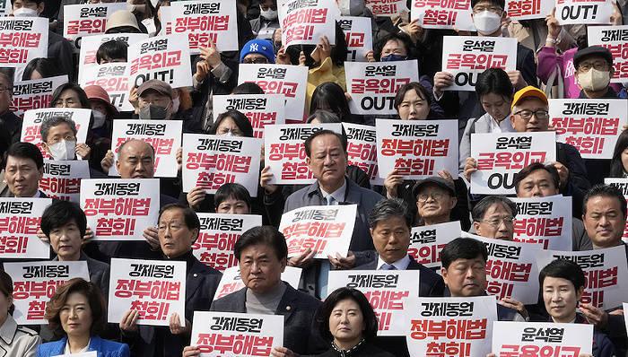 哈里王子震惊地访问乌克兰，会见俄罗斯战争受害者