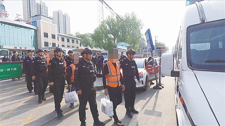 警方在象牙海岸从人口贩卖骗局中救出33名西非人
