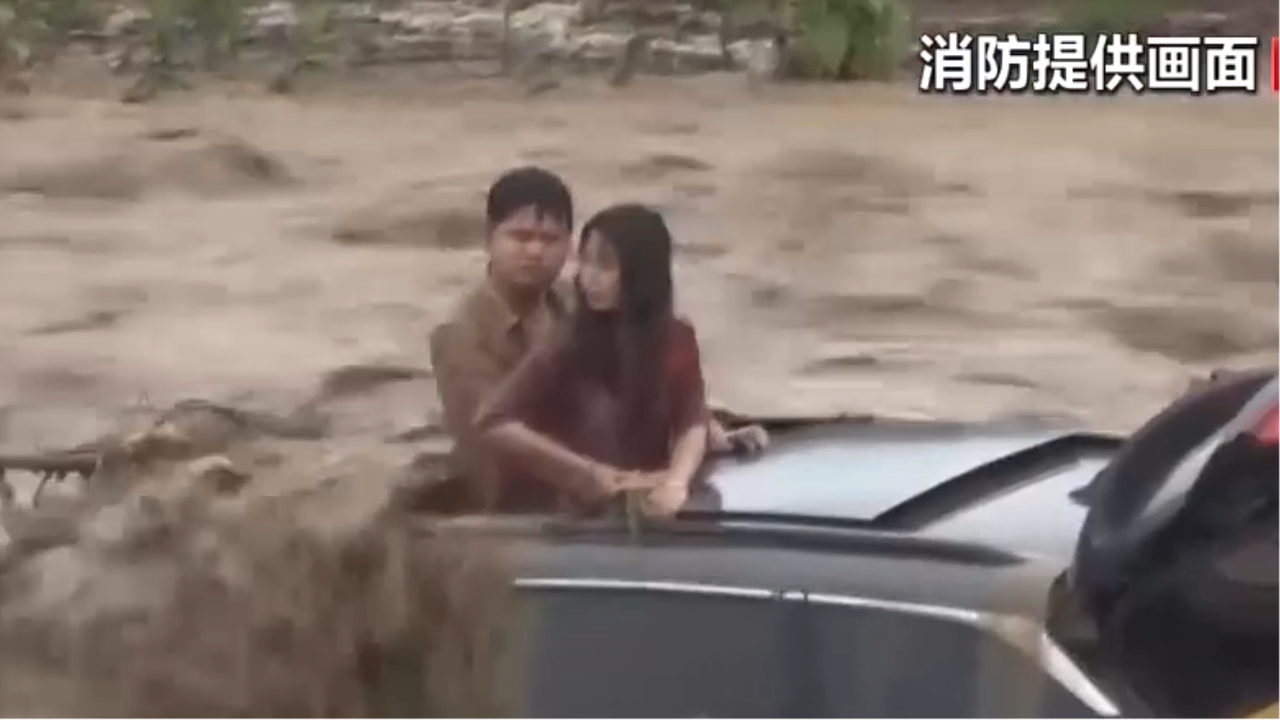 韩国地铁隧道在施工过程中坍塌，可能造成两人被困