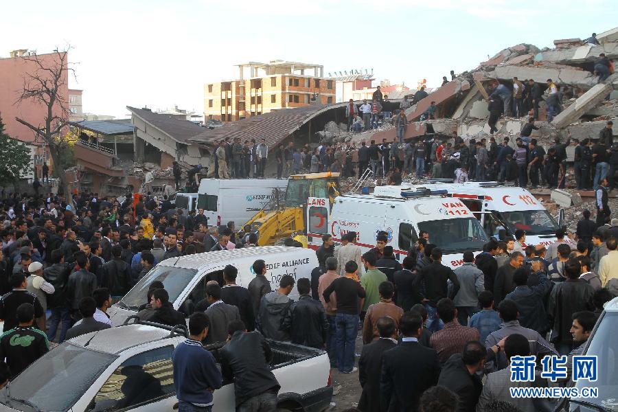 伊斯坦布尔地震现场直播：土耳其发生6.2级地震，人们惊恐地逃离