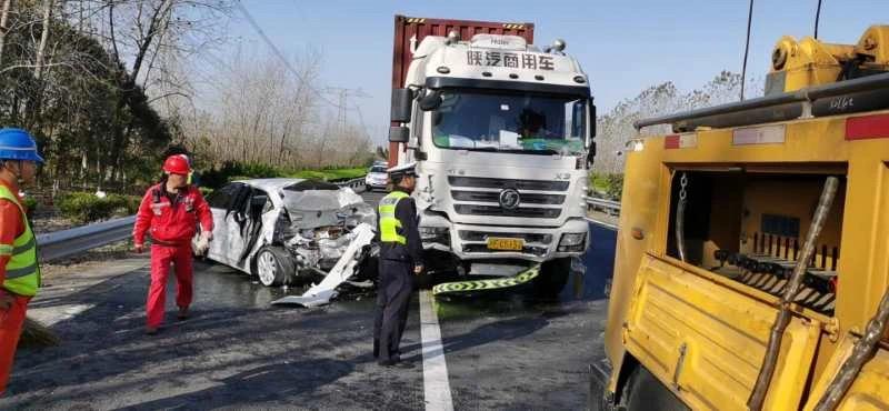 “多车相撞”在繁忙的高速公路上引发了数英里的排队