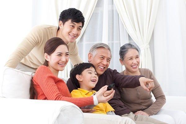 科林·法瑞尔的父亲埃蒙在“长期患病”后去世，家人陪伴在他身边
