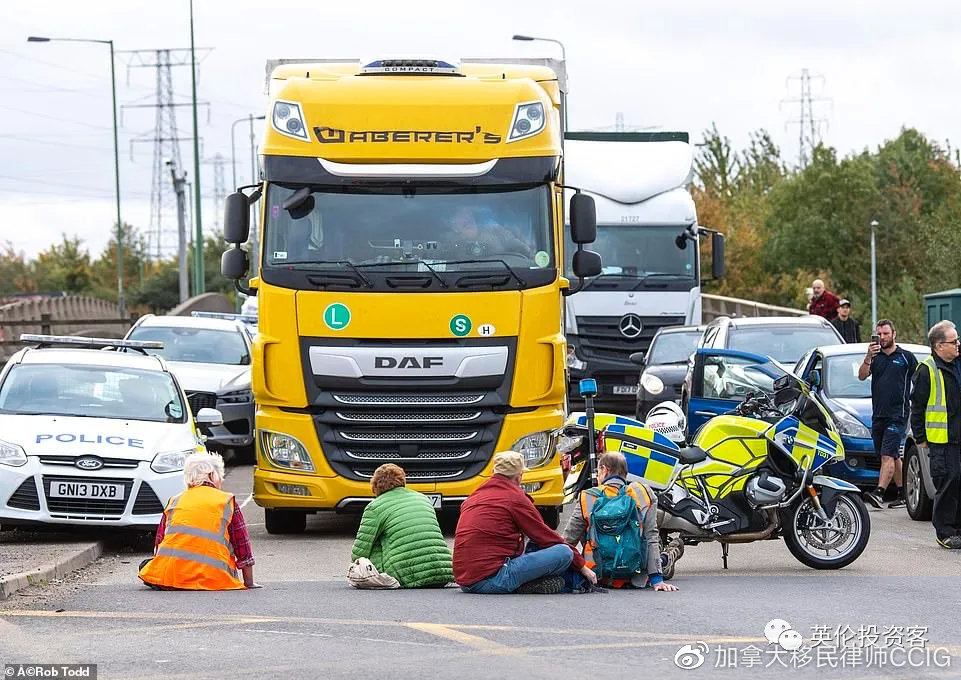 M25交通混乱，撞车后两辆车着火，四条车道关闭
