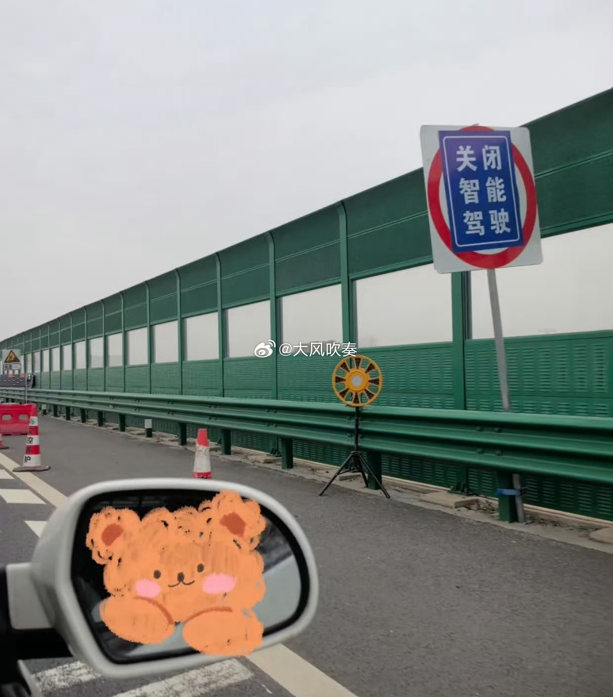 警方发生严重事故后，高速公路关闭，导致M1交通混乱