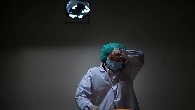 穿着手术服的替罪羊：一个破碎体系中的医生