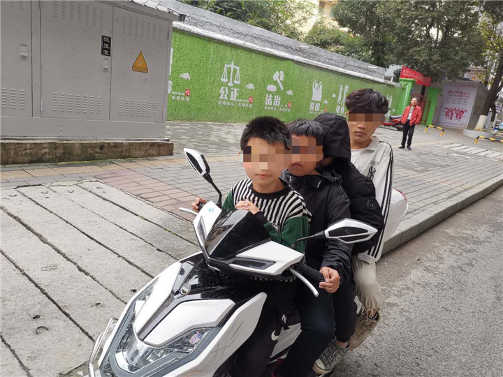 15岁的男孩在一次涉及三人的摩托车“不寻常”车祸中死亡