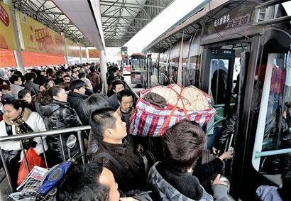 萨凡纳国际机场在受到炸弹威胁后疏散，乘客滞留