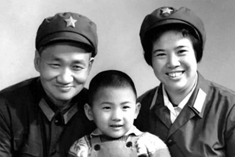 查理·斯卡利斯去世：出演《黑道家族》和《火线》的查理去世，享年84岁
