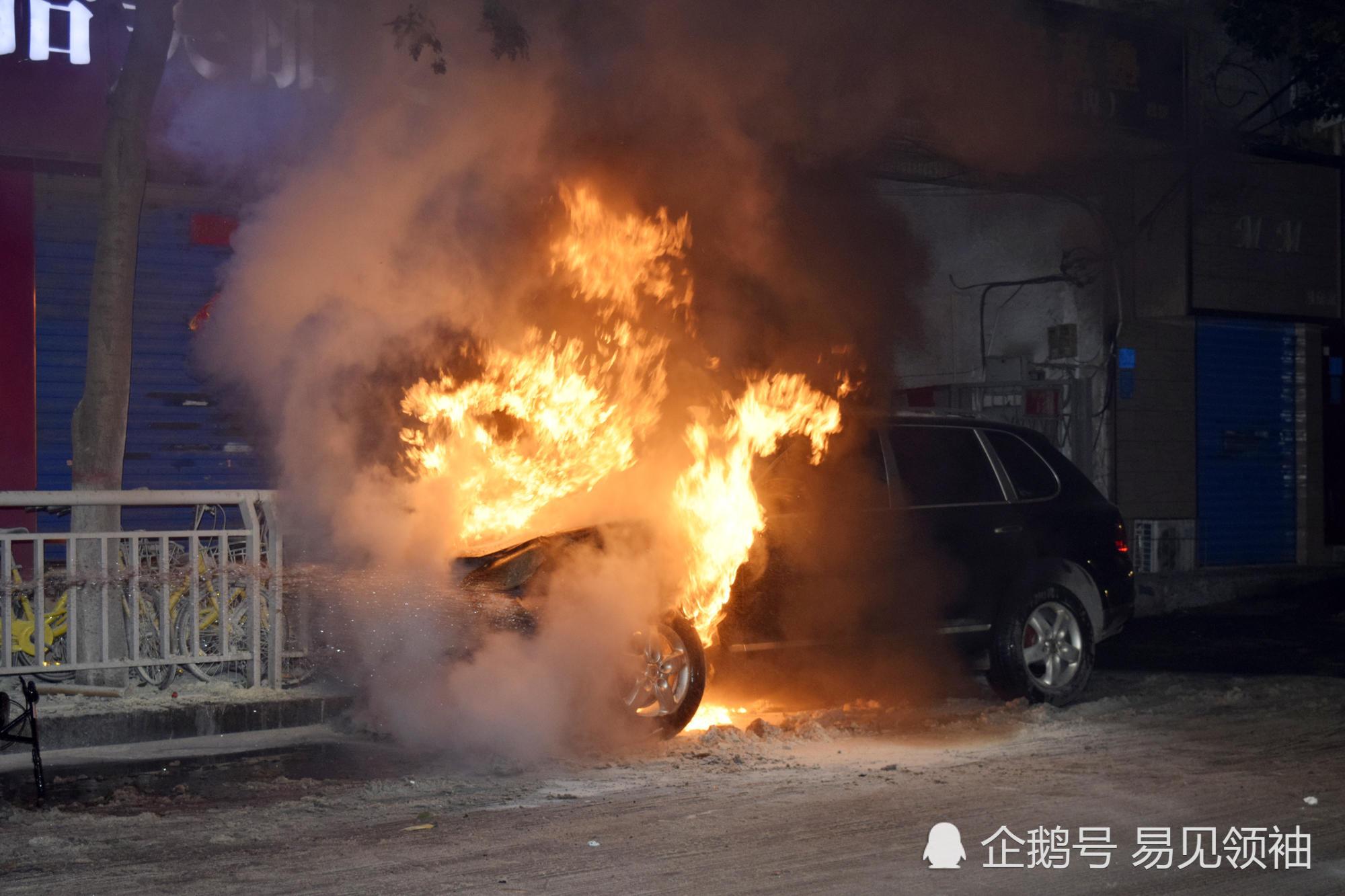 黄石旅游面包车坠毁：汽车变成火球，至少8人死亡