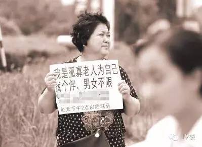 一名妇女，69岁，在法国被刺死后被捕，她是四个孩子的母亲