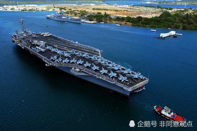 一架战斗机在红海从一艘美国航空母舰的机库甲板上滑下，造成一人轻伤
