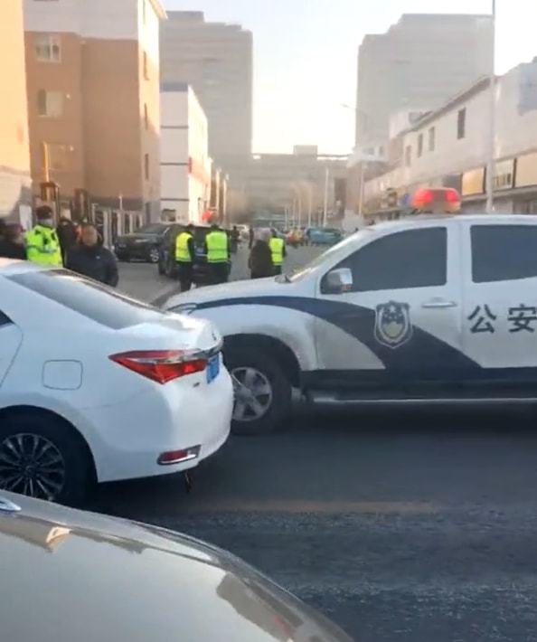 丹麦警方称，一名老人的汽车失控，造成5人受伤