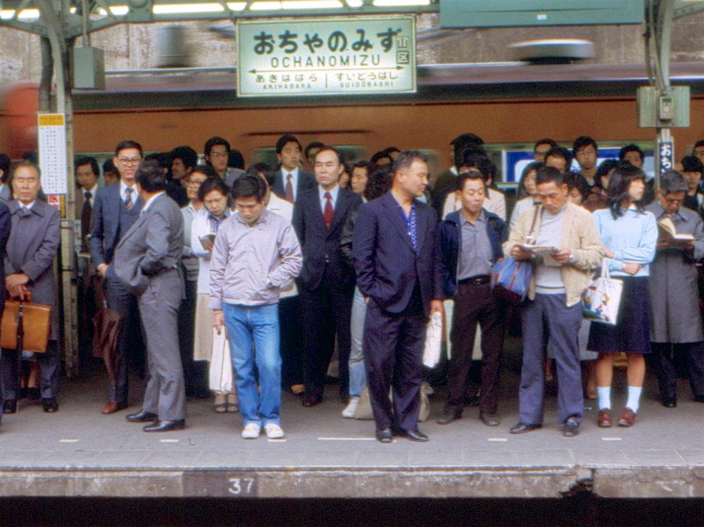 据报道，一名男子在东京地铁站持刀砍伤2人