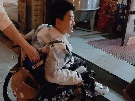 一位轮椅使用者分享了当你的孩子盯着一个残疾人看时该说些什么