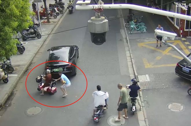 丹麦警方称，一名老人的汽车失控，造成5人受伤